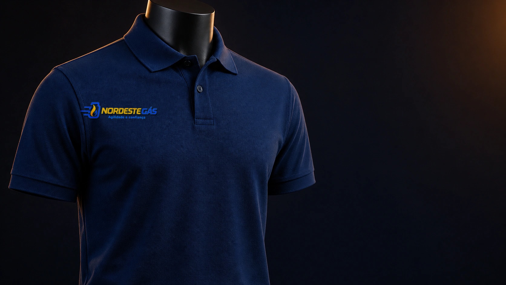 Visualização da nova identidade bordada em uniforme.